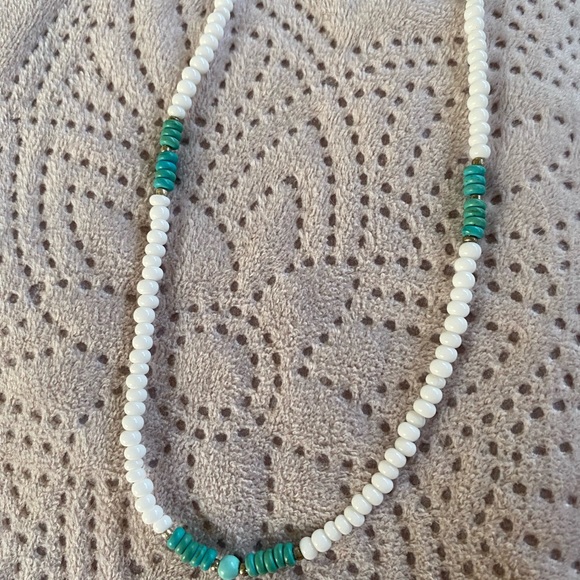 17” choker style necklace with whit glass beads and turquoise dyed howlite - Picture 4 of 5
